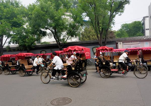 Pousse pousse et repas dans un Hutong